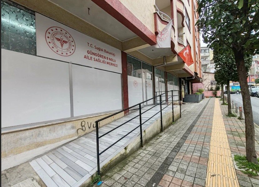 Güngören 8 Nolu Aile Sağlığı Merkezi binasının girişi ve tabelası